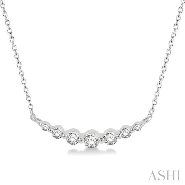 1/4 Ctw Diamond Smile Necklace in 14K White Gold